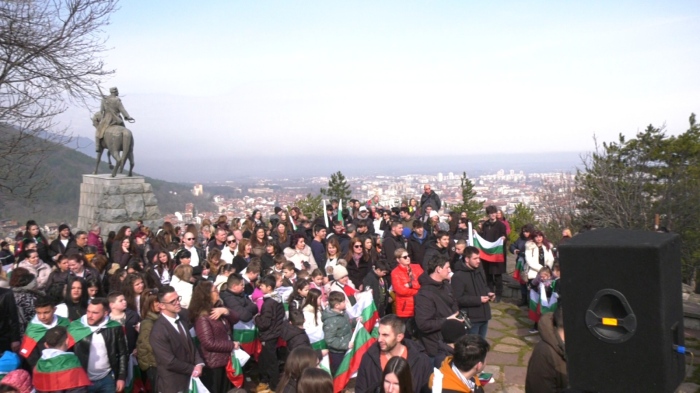 Враца отбеляза 3 март: Деца развяха трибагреника от \"Вестителя на свободата\"