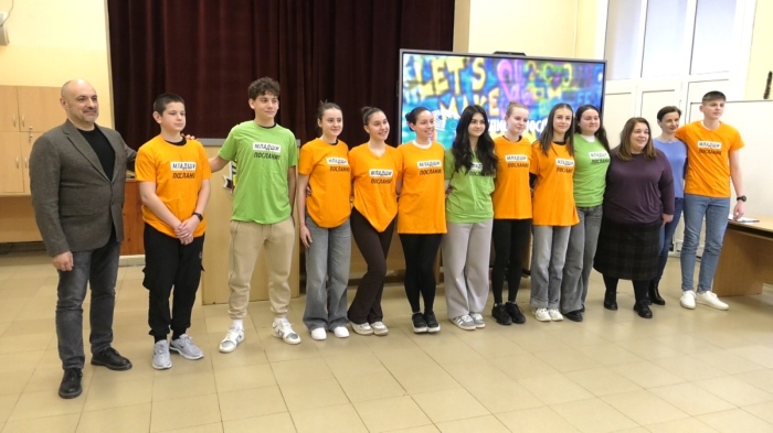 Цветни тениски за младши посланици: Ученици опознават Европа и нейните институции