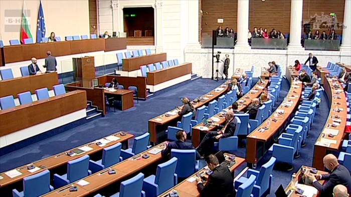 След часове дебати: Приеха на първо четене удължителния Закон 