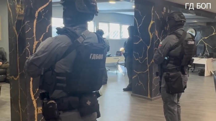 Арестуваха 18 служители на кредитна къща: Групата е извършвала рекет, изнудване и отвличане