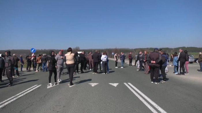 Блокада на Е79 край Враца заради път осеян с дупки и кратери (видео) 