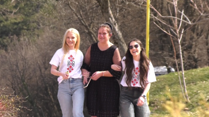 Покана за абитуриентски бал във Враца: Зрелостници изненадаха преподавателка при хижа Вестител