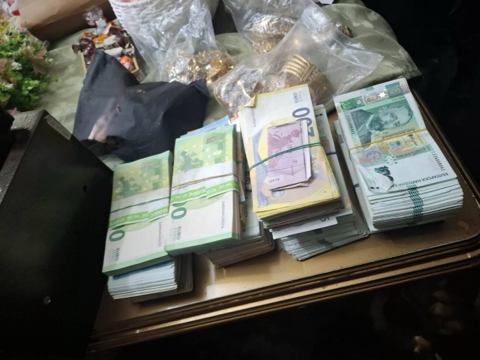 Спецакция в Ботевград: Иззеха списъци и големи суми пари в различна валута
