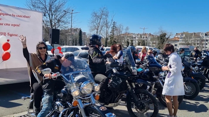 В деня на здравния работник: Пациенти с музикален жест и благодарност към медиците в Бургас