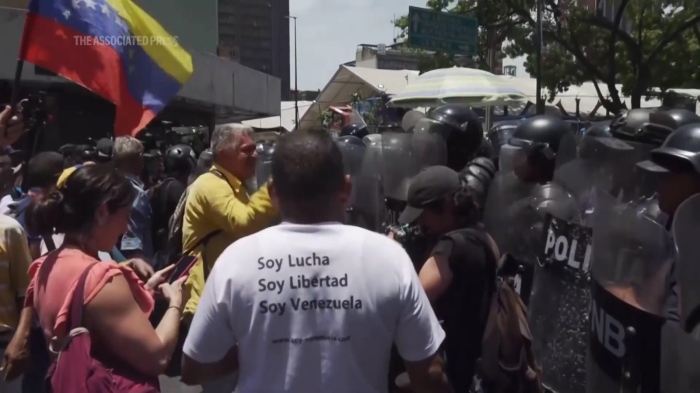 Сблъсъци във Венецуела по време на протест за по-високи заплати 