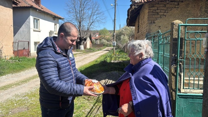 В навечерието на Великден: Кандидатите на „Прогресивна България” зарадваха нуждаещи се във Врачанско с великденски козунаци