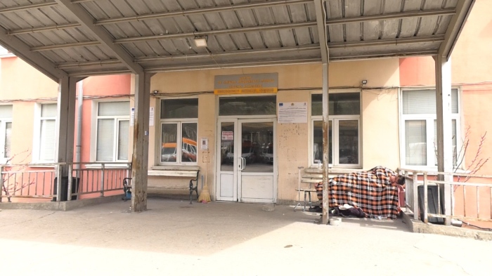 Сигнал до RM TV: Защо мъж лежи безпомощно пред спешното във Враца?