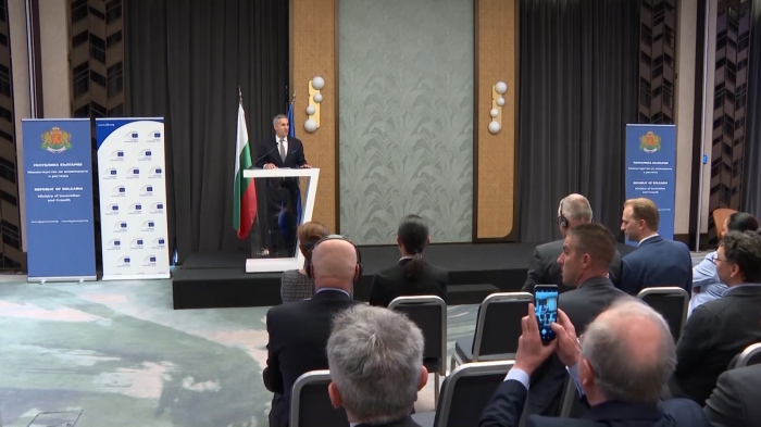 Премиерът Гюров пред ЕИФ: \"Избираме да инвестираме в идеи, иновации и хора, които създават бъдещето\"