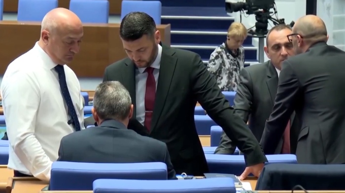 Парламентът гласува нов държавен дълг