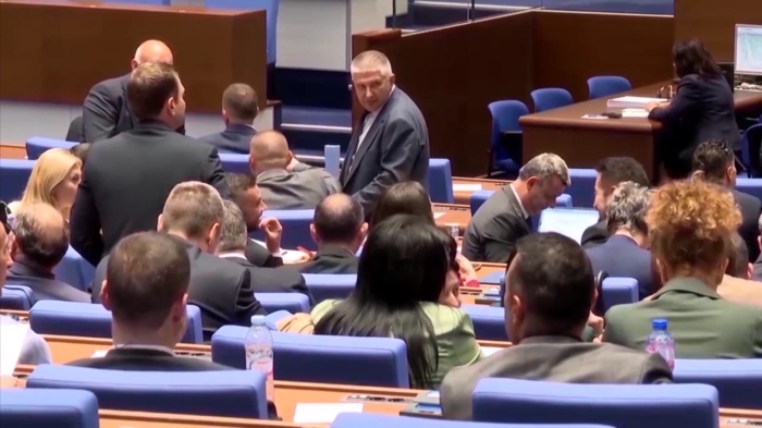 Депутатите единодушно замразиха заплатите си