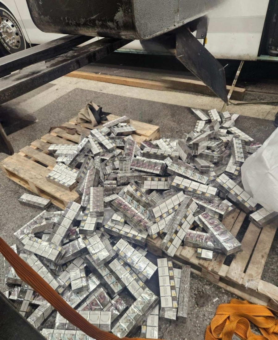Близо 42 000 къса контрабандни цигари откриха митническите служители на МП Капитан Андреево в тайник на автобус
