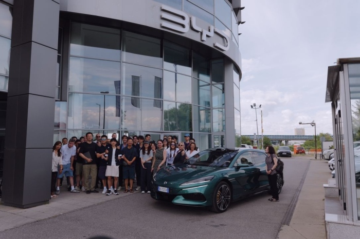 Международната делегация на проекта „Marco Polo Drive“ посети шоурума на BYD в София 