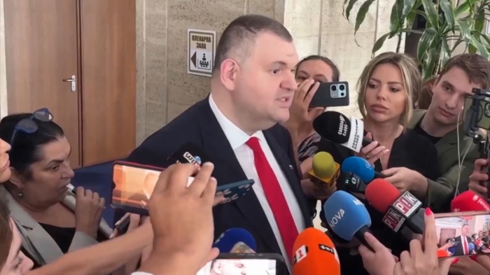 Десислава Атанасова пътувала с Пеевски до Дубай: Шефът на ДПС пръснал 1,8 млн. евро за полети - той отрича 