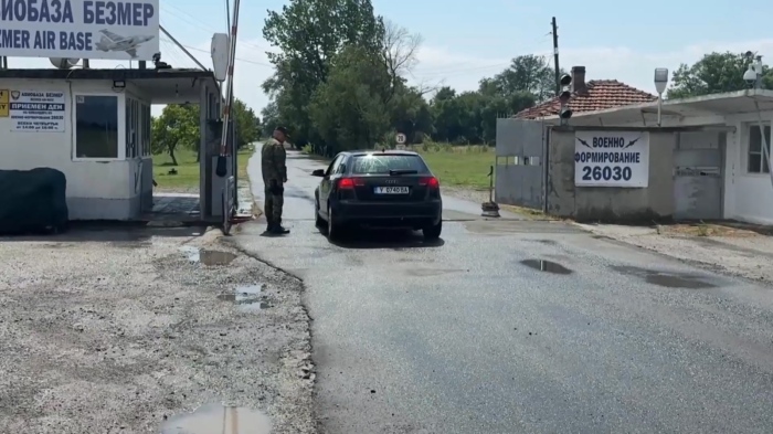 Първият самолет цистерна пристигна: Машината кацна на летище \