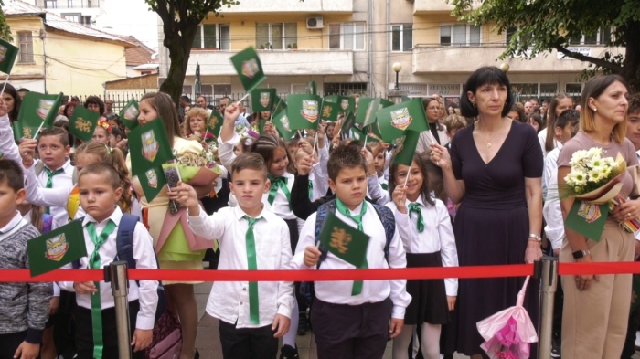 Нов кабинет откри СУ \"Христо Ботев\": Училищният звънец удари за близо 700 ученици 