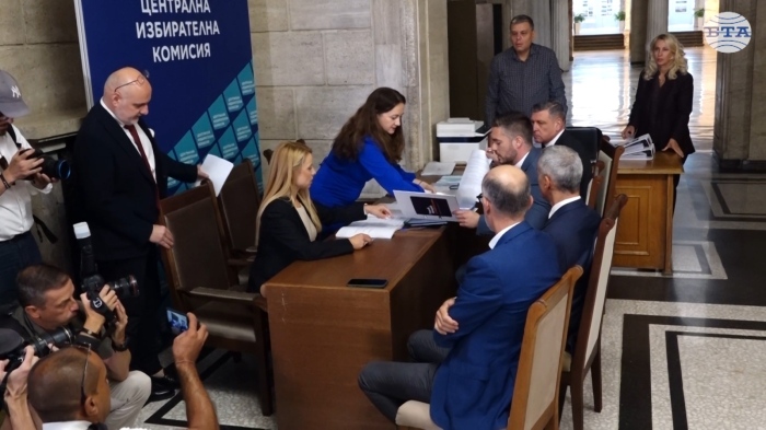 Теглят номерата на партиите за изборите: В ЦИК се регистрираха 8 партии и 24 инициативни комитета