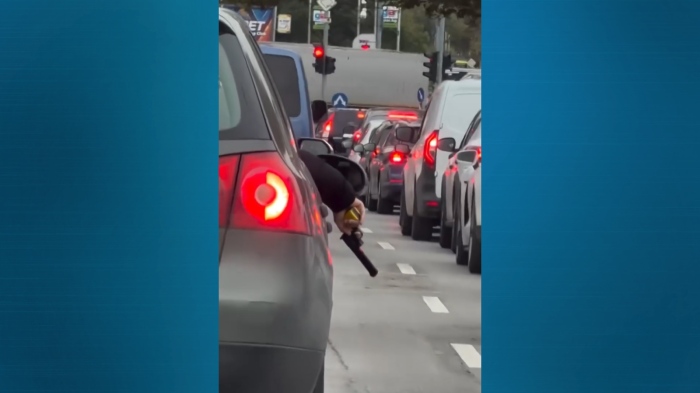 Мъж насочи пистолет през прозореца на автомобила