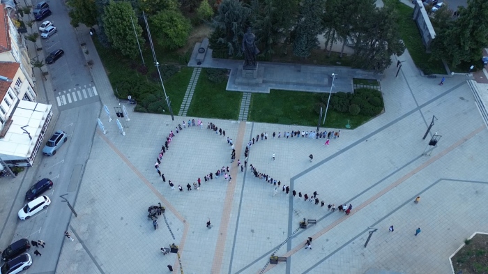 \"Пази се! Ние те чакаме у дома!\" Жива розова лента във Враца